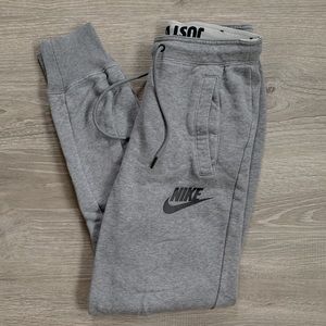 Pocketed Nike fleece joggers